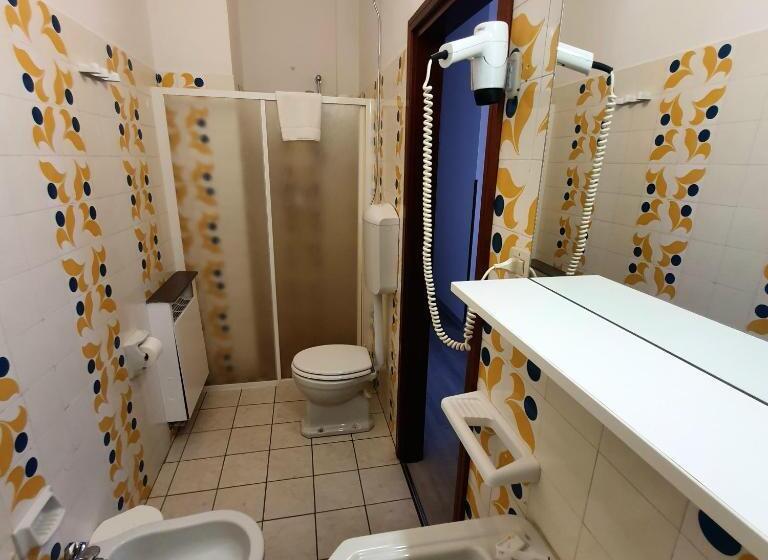 חדר סטנדרט לשלושה, Perla