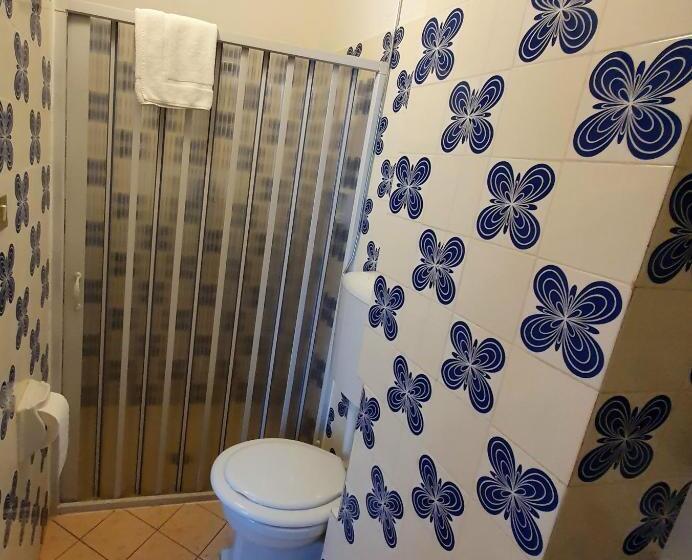 חדר סטנדרט לשלושה, Perla