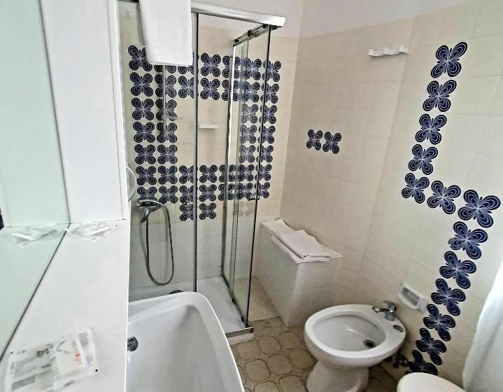 חדר סטנדרט לשלושה, Perla