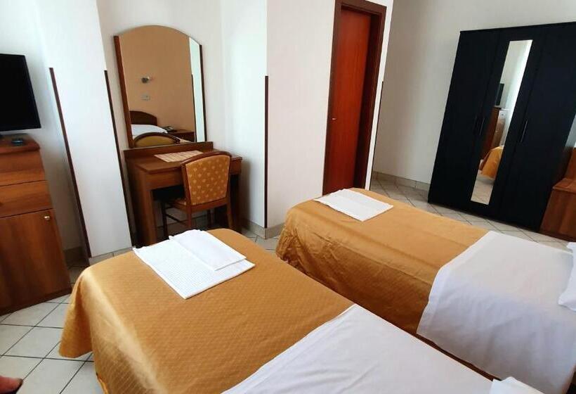 חדר סטנדרט לשלושה, Perla