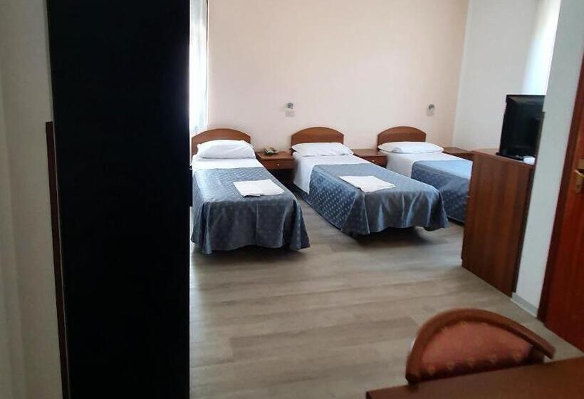 חדר סטנדרט לשלושה, Perla