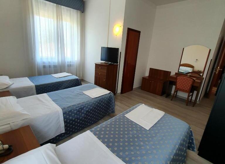 חדר סטנדרט לשלושה, Perla