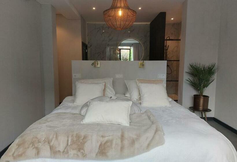 标准间, Saya Boutique