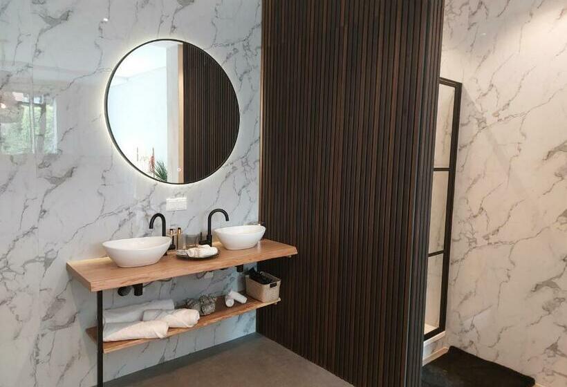 标准间, Saya Boutique