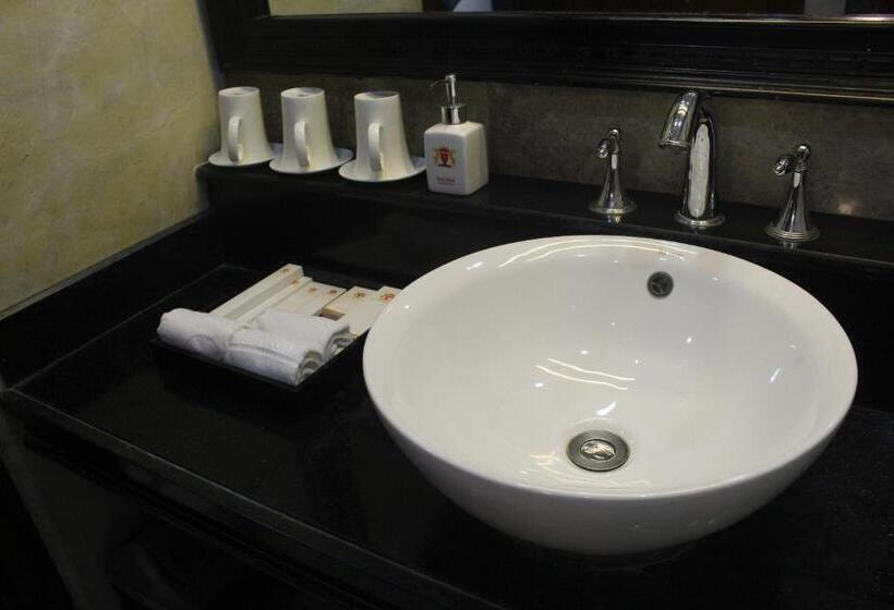 اتاق استاندارد سه نفره, The Vissai