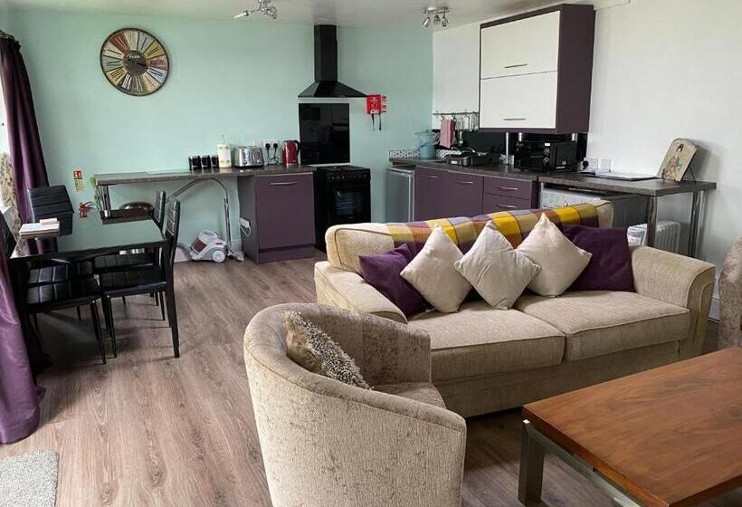 Семейное Бунгало, The Wighthill