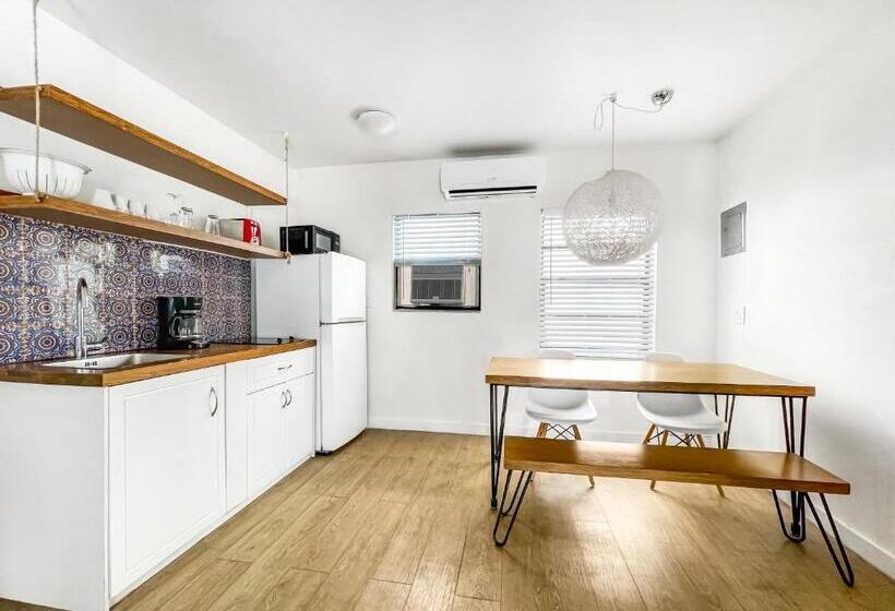 מיטת קינג בסוויטה, Hollywood Beach Hotels