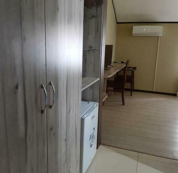 اتاق اکونومی, Seven Seasons