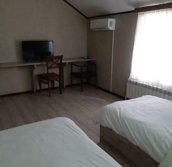 اتاق اکونومی, Seven Seasons