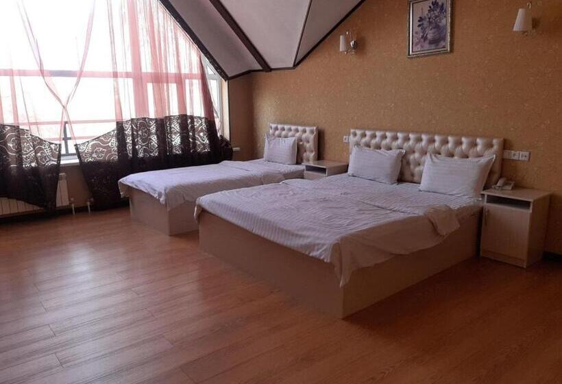 اتاق لوکس خانوادگی, Seven Seasons