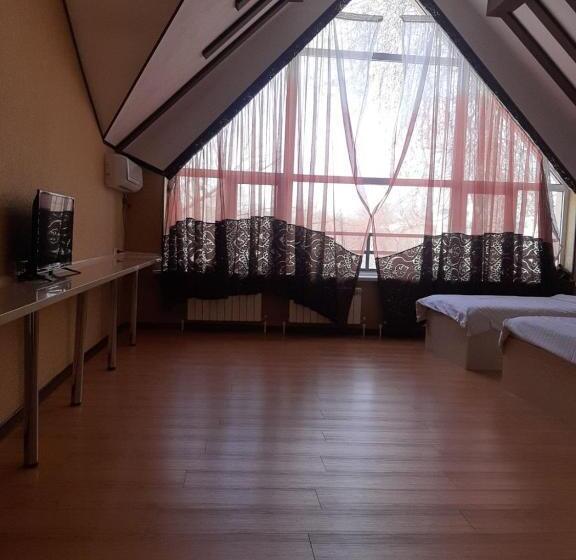 اتاق لوکس خانوادگی, Seven Seasons