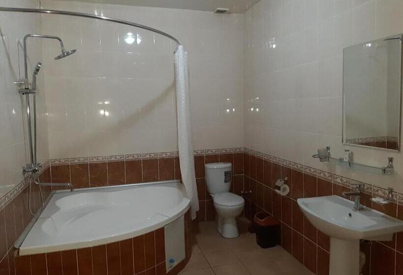 اتاق لوکس خانوادگی, Seven Seasons