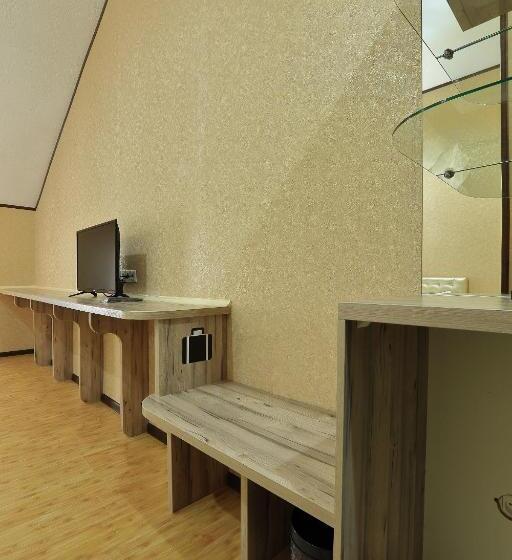 اتاق اکونومی, Seven Seasons