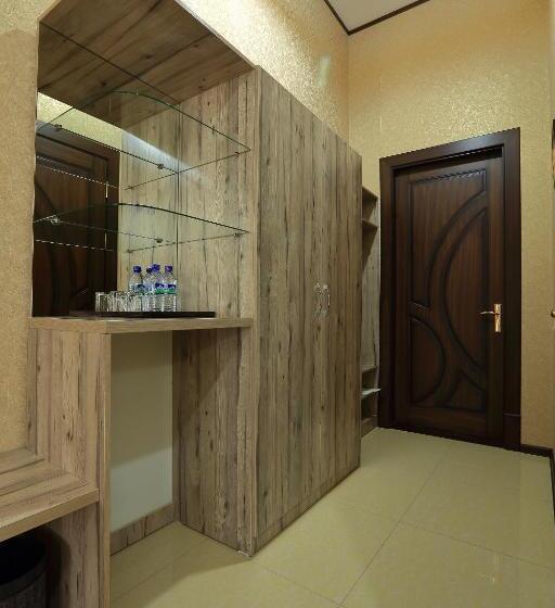 اتاق اکونومی, Seven Seasons