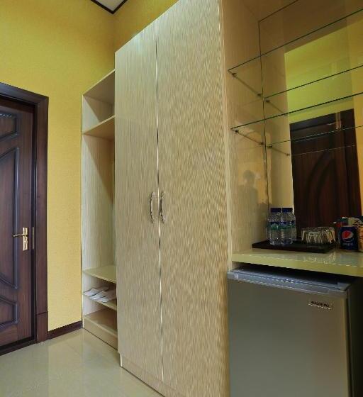 اتاق لوکس خانوادگی, Seven Seasons