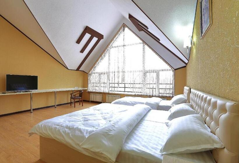 اتاق لوکس خانوادگی, Seven Seasons