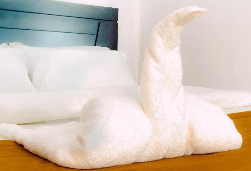 اتاق لوکس چهار تخته, Royal Court Lounge & Boutique