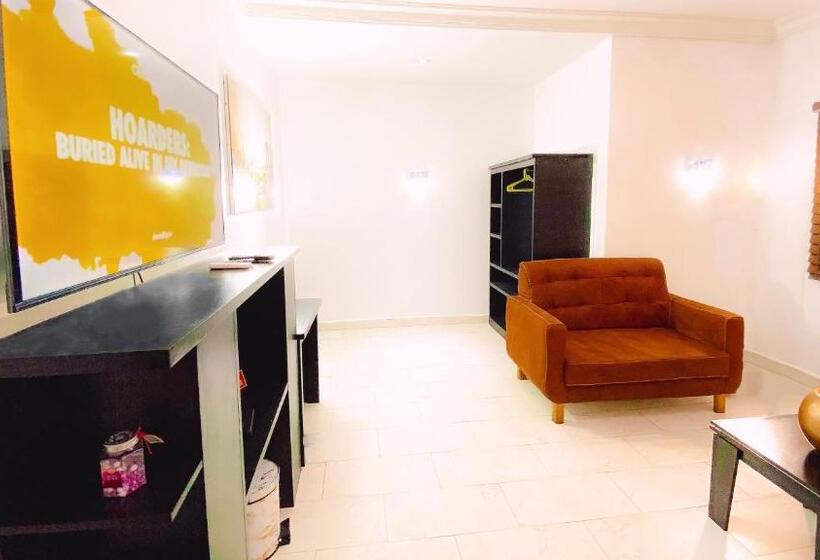 اتاق لوکس چهار تخته, Royal Court Lounge & Boutique