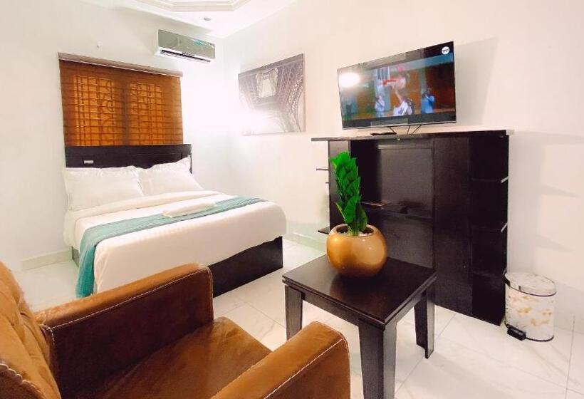 اتاق لوکس چهار تخته, Royal Court Lounge & Boutique