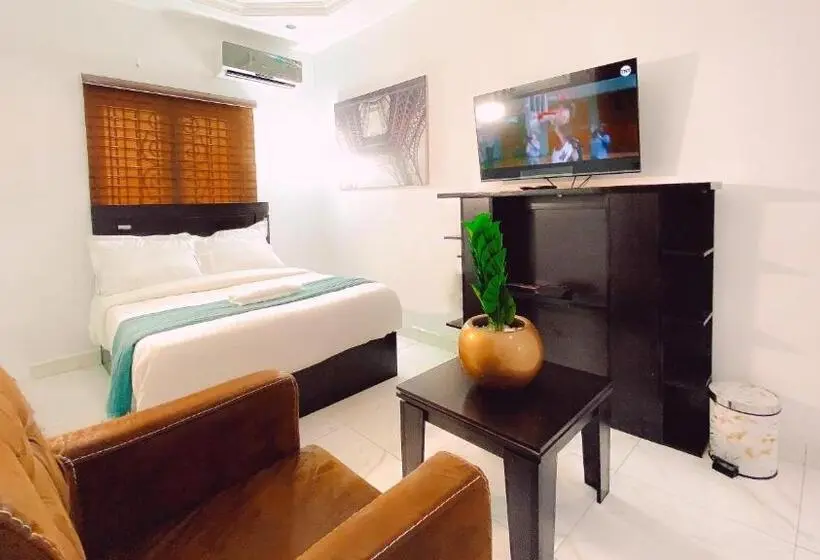 اتاق لوکس چهار تخته, Royal Court Lounge & Boutique