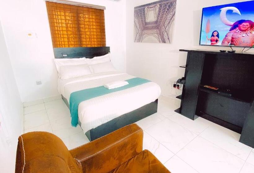 اتاق لوکس چهار تخته, Royal Court Lounge & Boutique