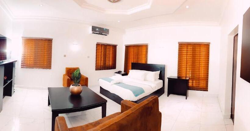 اتاق لوکس با تخت بزرگ, Royal Court Lounge & Boutique