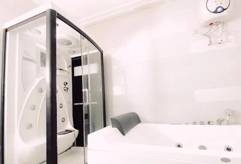 اتاق لوکس با تخت بزرگ, Royal Court Lounge & Boutique