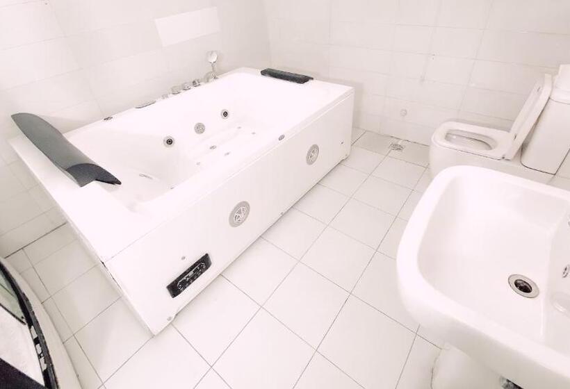 اتاق لوکس با تخت بزرگ, Royal Court Lounge & Boutique