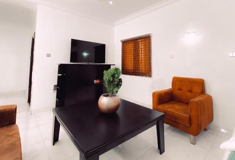 اتاق لوکس با تخت بزرگ, Royal Court Lounge & Boutique