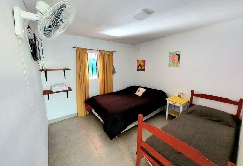 اتاق استاندارد سه نفره, Huaka Hostel