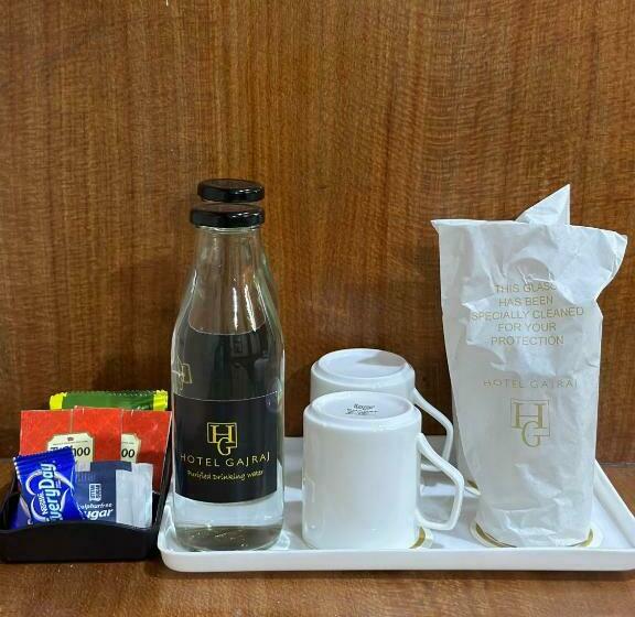 חדר סטנדרט לשלושה, Gajraj