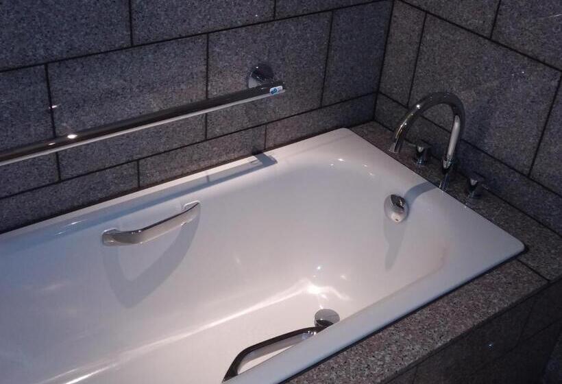 جناح ملكى, Elsereine Osaka