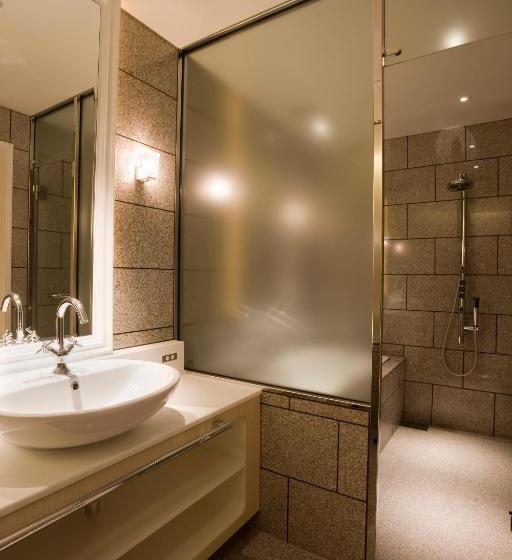 جناح ملكى, Elsereine Osaka