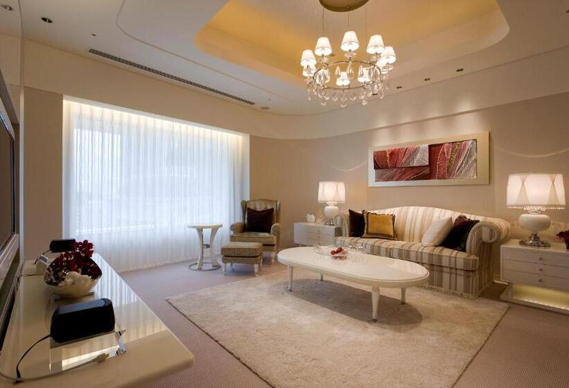 جناح ملكى, Elsereine Osaka