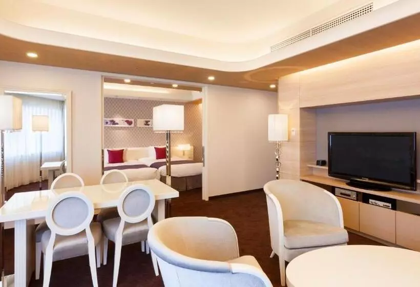 سوییت جونیور, Elsereine Osaka