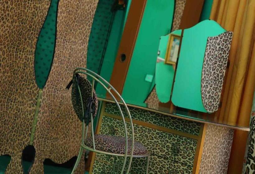 수피리어 룸, Pelirocco