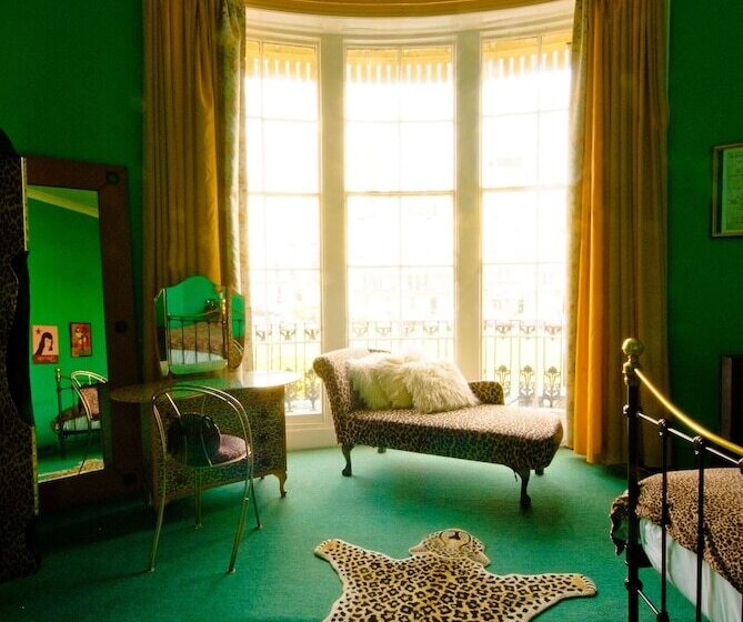 수피리어 룸, Pelirocco