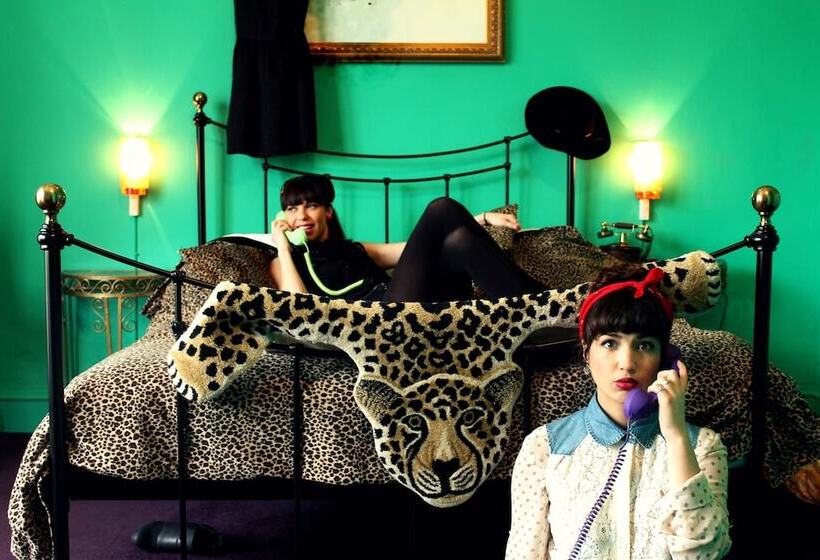 수피리어 룸, Pelirocco