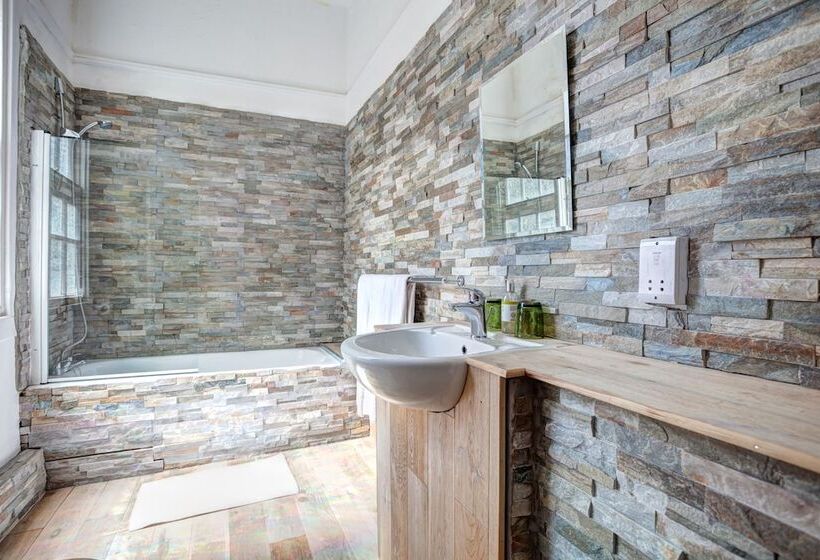 스탠다드 룸, Pelirocco