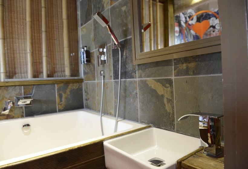 수피리어 룸, Pelirocco