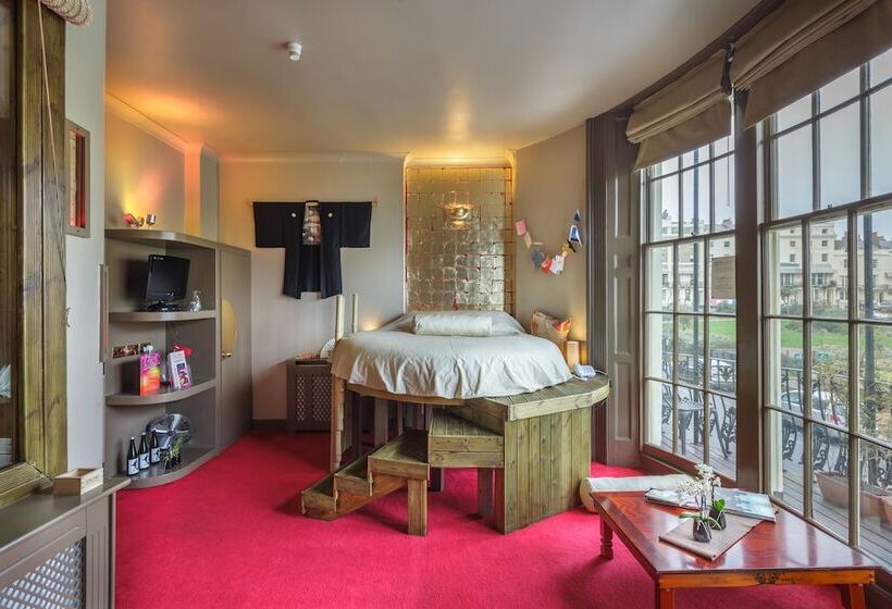 수피리어 룸, Pelirocco