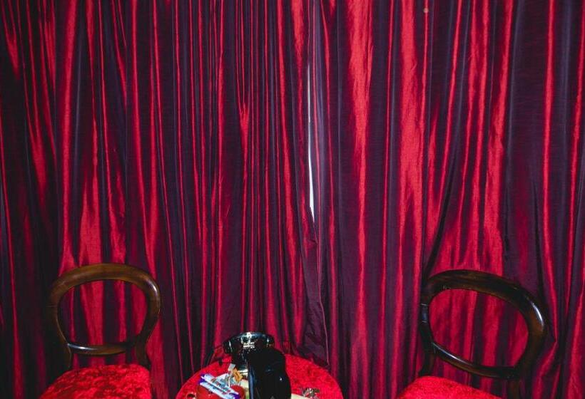 수피리어 룸, Pelirocco