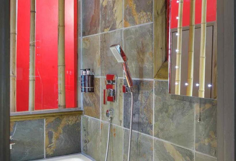 수피리어 룸, Pelirocco