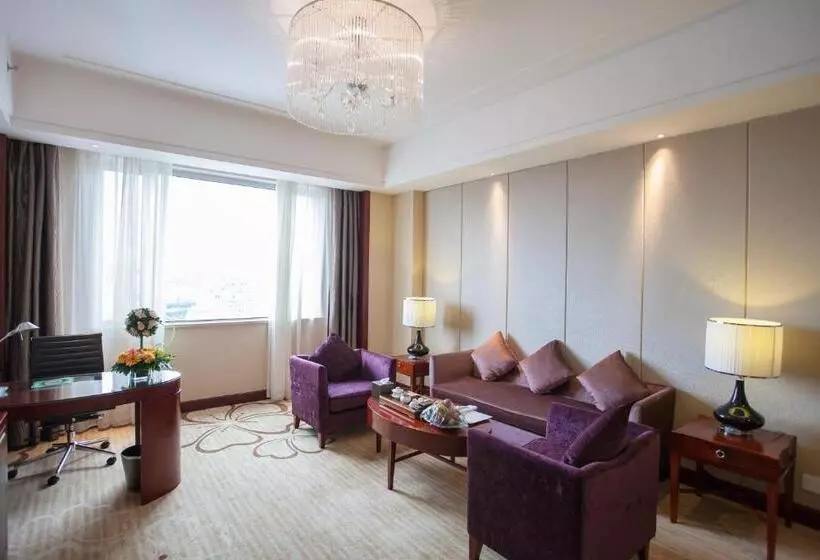 キングサイズベッドのデラックススイート, Ramada Plaza Shaoguan City Centre