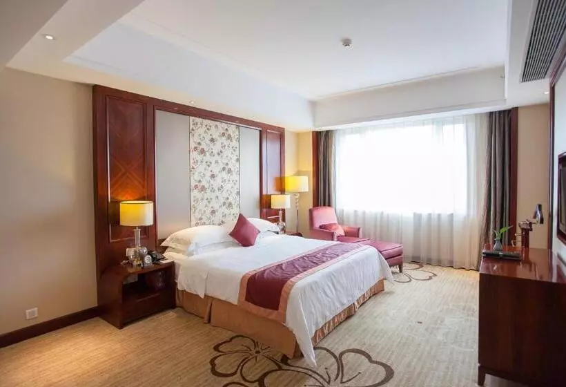 キングサイズベッドのデラックススイート, Ramada Plaza Shaoguan City Centre