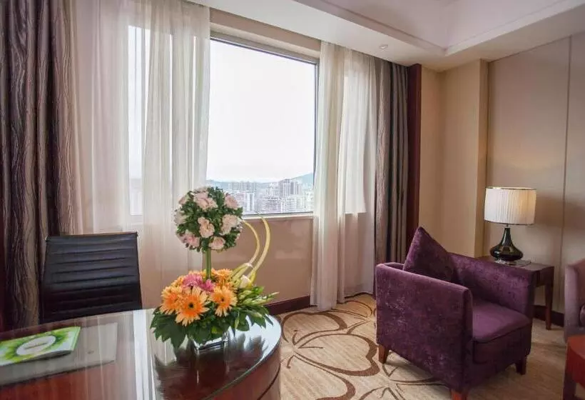 キングサイズベッドのデラックスルーム, Ramada Plaza Shaoguan City Centre