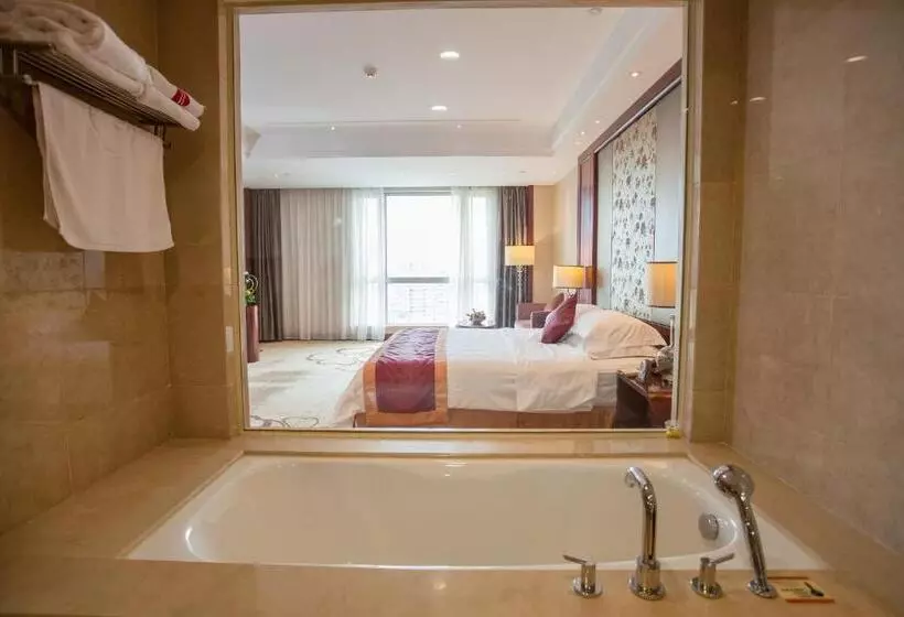 キングサイズベッドのデラックスルーム, Ramada Plaza Shaoguan City Centre
