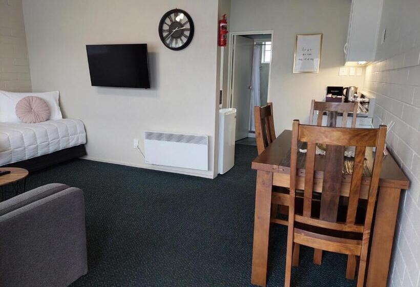 דירת חדר, Colonial On Tay