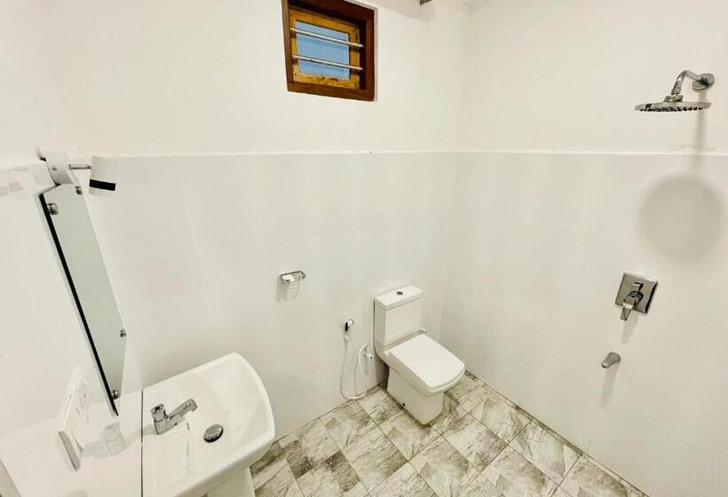 غرفة ديلوكس مطلّة علي البحر مزوَّدة بشُرفة, Arrow Beach Resort