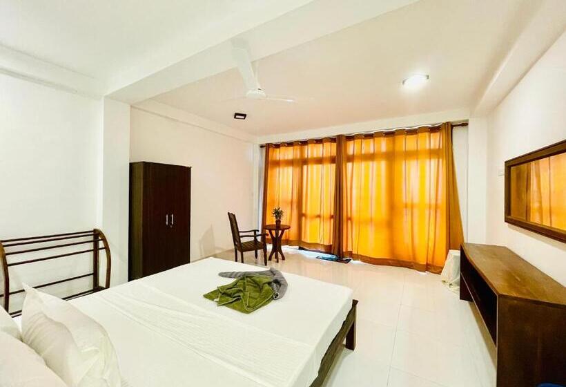 غرفة ديلوكس مطلّة علي البحر مزوَّدة بشُرفة, Arrow Beach Resort